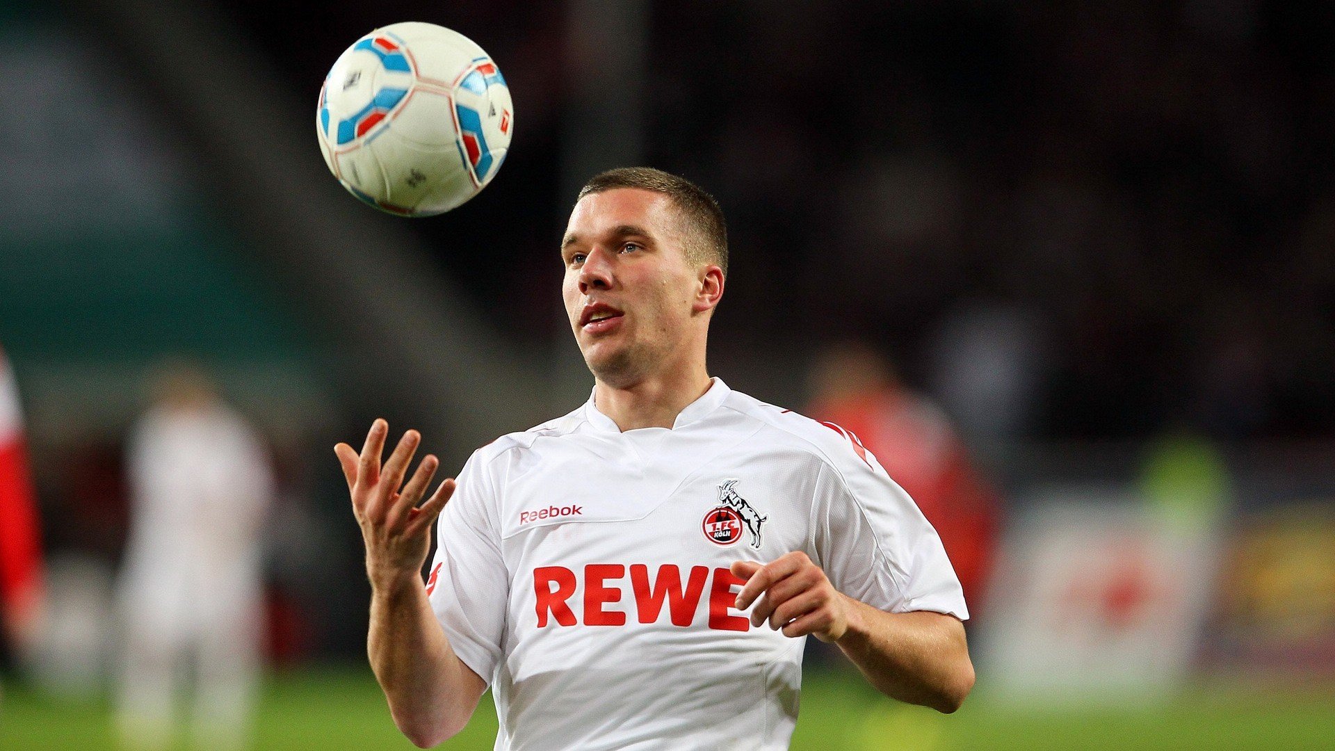 跨年夜城市路跑倒计时 在终点共同见证新年烟花